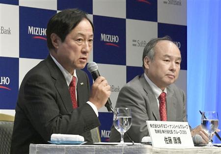 ＡＩを使った個人向け融資サービスについて発表し、記者会見するみずほフィナンシャルグループの佐藤康博社長（左）とソフトバンクグループの孫正義社長＝１５日午後、東京都内のホテル