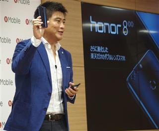 新スマートフォンを発表する楽天の黒住吉郎チーフプロダクトオフィサー＝１４日、東京都世田谷区