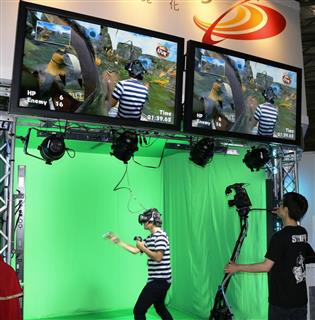 「東京ゲームショウ2016」より。ゲームの中に入って戦うVRゲーム=15日、千葉市・幕張メッセ(宇野貴文撮影) 「東京ゲームショウ2016」より。ゲームの中に入って戦うVRゲーム=15日、千葉市・幕張メッセ(宇野貴文撮影)