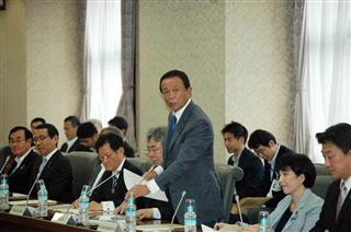 政府税調であいさつする麻生財務相＝１５日（万福博之撮影）