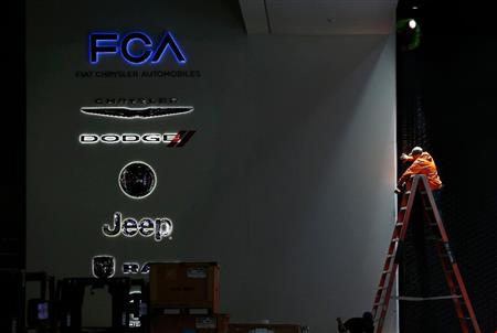 北米自動車ショーのＦＣＡブースを設置する作業者＝１月７日、デトロイト（ＡＰ）