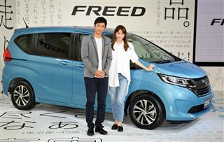 新型「フリード」の発表会にゲストで登場した蛯原友里さん（右）と徳井義実さん＝１６日、東京都港区の本田技研工業本社（撮影・大竹信生）