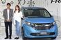 ホンダが全面改良した「フリード」の発表会で撮影に応じる蛯原友里さん（右）と徳井義実さん＝１６日、東京都港区