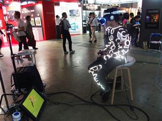 ゲームショウ会場には仮想現実(VR)ゲームを体で感じられるスーツなど、研究中の技術を楽しめるコーナーも設置された=15日、千葉市美浜区の幕張メッセ ゲームショウ会場には仮想現実(VR)ゲームを体で感じられるスーツなど、研究中の技術を楽しめるコーナーも設置された=15日、千葉市美浜区の幕張メッセ