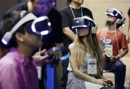 「東京ゲームショウ２０１６」でゴーグル型端末「プレイステーションＶＲ」を装着して楽しむ人たち＝１５日、千葉市美浜区の幕張メッセ