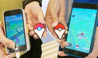 発売された「ポケモンＧＯプラス」（中央）＝１６日午前、大阪市