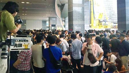 「ポケモンＧＯプラス」発売を迎え、大丸梅田店前に行列を作る人たち＝１６日午前、大阪市