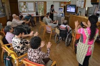 認知症予防の運動に取り組む高齢者たち。2025年には700万人、65歳以上の高齢者の約5人に1人が認知症になると試算されている 認知症予防の運動に取り組む高齢者たち。2025年には700万人、65歳以上の高齢者の約5人に1人が認知症になると試算されている
