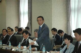 政府税調であいさつする麻生財務相