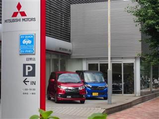 受注を再開した軽自動車を並べる三菱自動車の販売店（会田聡撮影）
