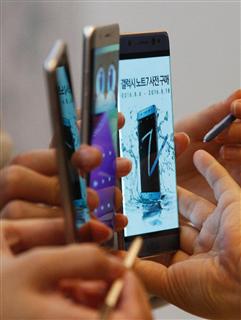 サムスン本社で行われた発売イベントに登場したギャラクシーノート７＝８月１１日、 ソウル（ＡＰ）