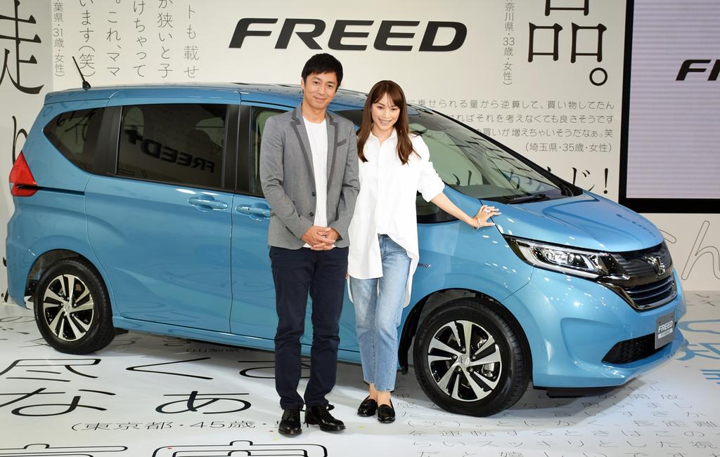 新型「フリード」の発表会にゲストで登場した蛯原友里さん（右）と徳井義実さん＝１６日、東京都港区の本田技研工業本社（撮影・大竹信生）