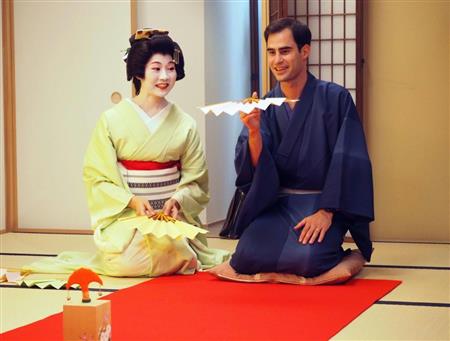 ＪＴＢの商品発表会で実演されたお座敷遊び＝東京都中央区