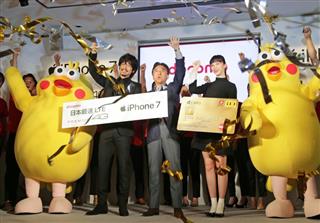 ＮＴＴドコモのドコモラウンジで行われた「アイフォーン７」発売の記念セレモニー。カウントダウンで拳を上げる吉沢和弘社長（中央）＝１６日、東京都千代田区