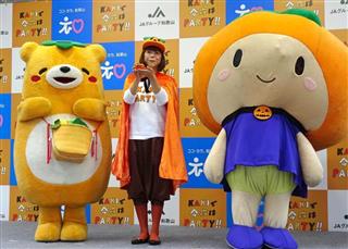 柿の普及に向けた楽曲「ＫＡＫＩで今夜はＰＡＲＴＹ！！」を作ったＤＪみそしるとＭＣごはんさん（中央）と柿をあしらったゆるキャラ＝１６日、東京都千代田区