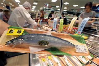 高騰している生サンマの売り場＝９日午後、大阪市平野区（村本聡撮影）