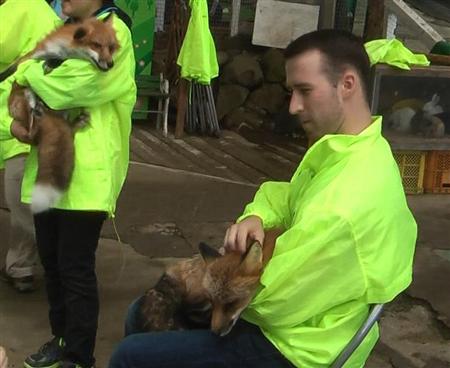 キツネを抱っこできるなんて、と外国人観光客も感激