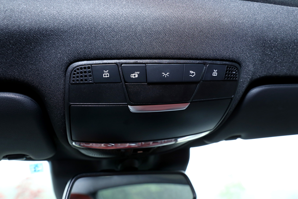 天井に取り付けられた、車内灯やパノラミックルーフの操作スイッチ