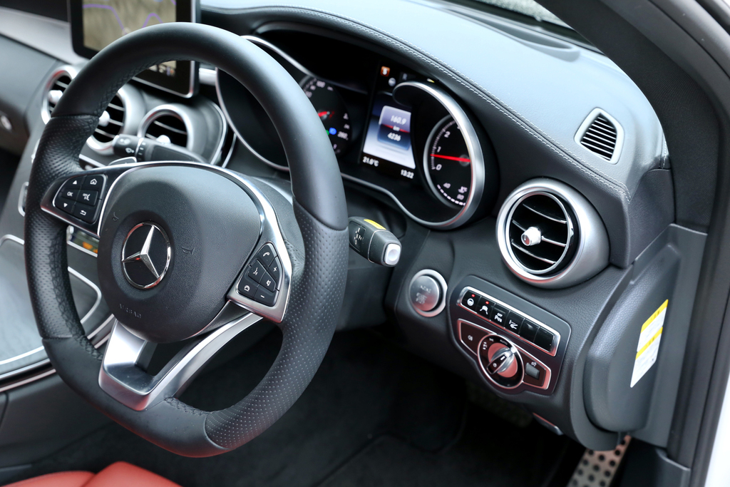 ＡＭＧラインのスポーツステアリングと２眼メーター