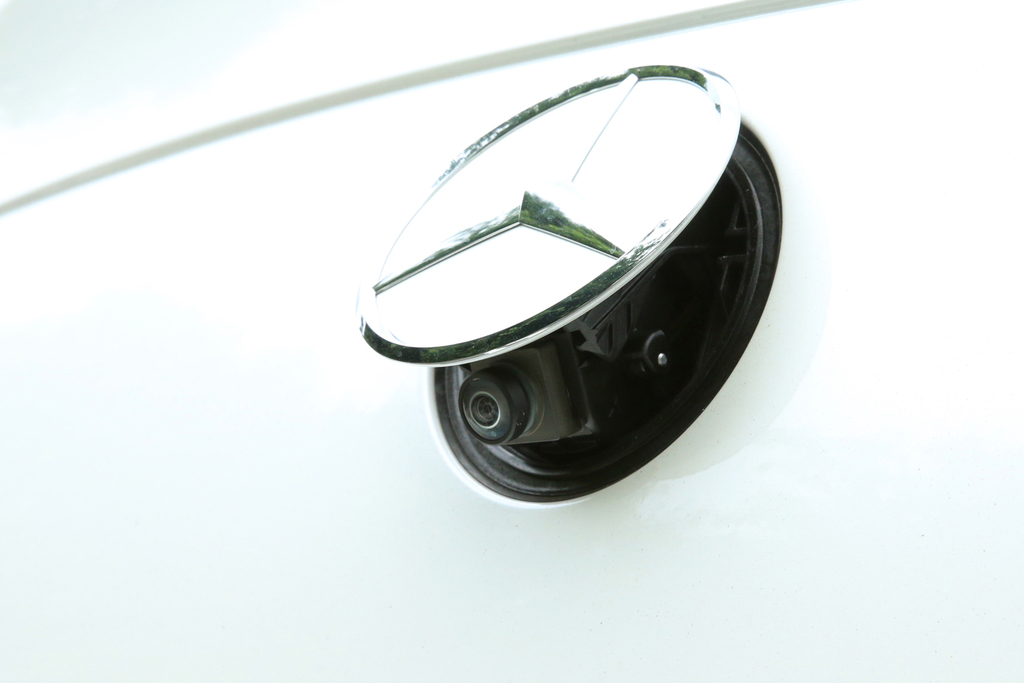 車両後方を映し出すリヤビューカメラ。実はトランクリッドのエンブレムの中に格納されています