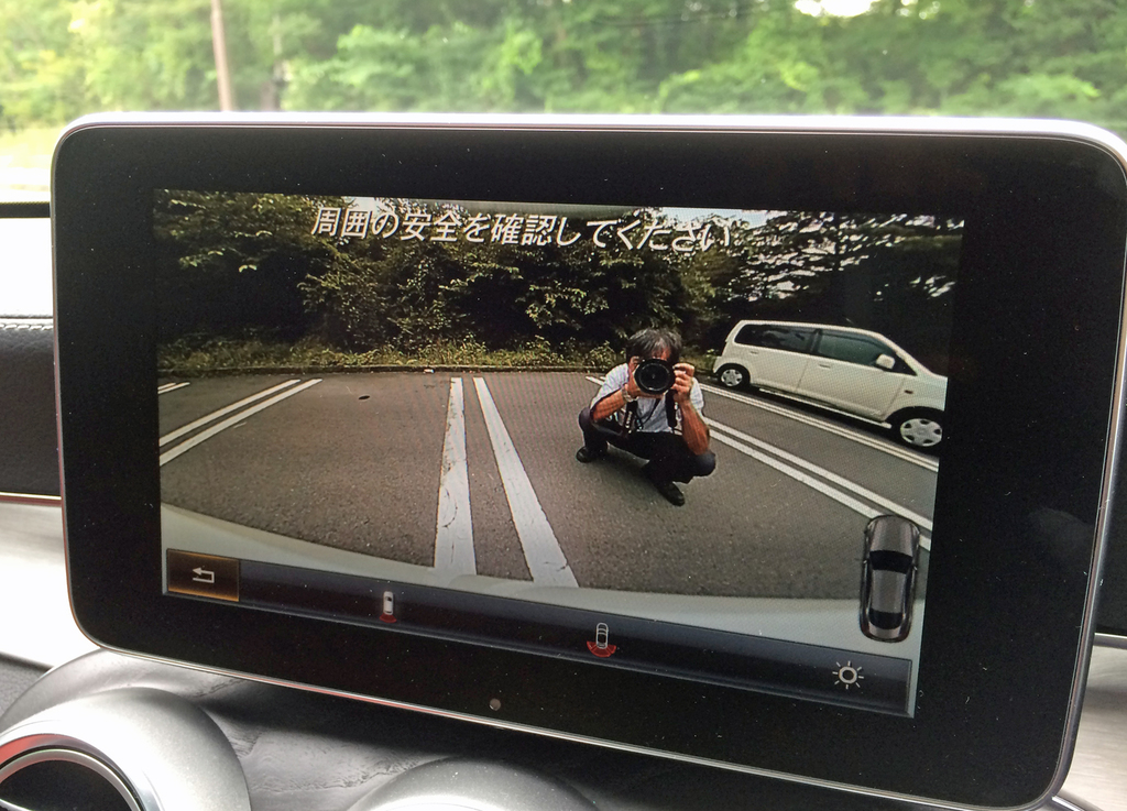 バックカメラで車両後方を映し出す（iPhoneで撮影）