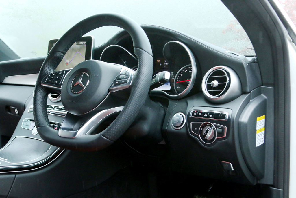 ハンドルはスポーティーなフラットボトムを使用