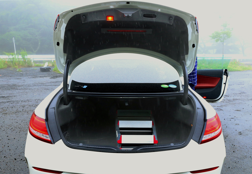 容量４００リットルとかなり大きなトランクルーム。３段脚立を縦に入れる余裕がある