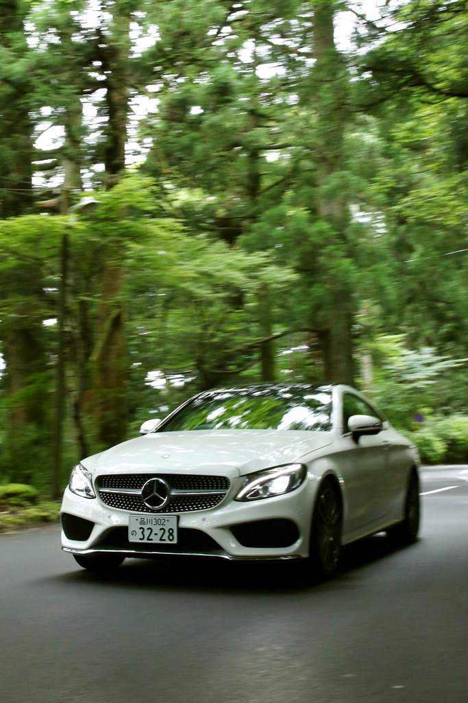 箱根の芦ノ湖周辺を走るメルセデス・ベンツのＣクラスクーペ