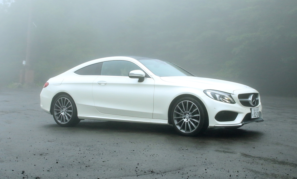 メルセデス・ベンツのＣクラスクーペ。スポーティーなラインが実にきれい