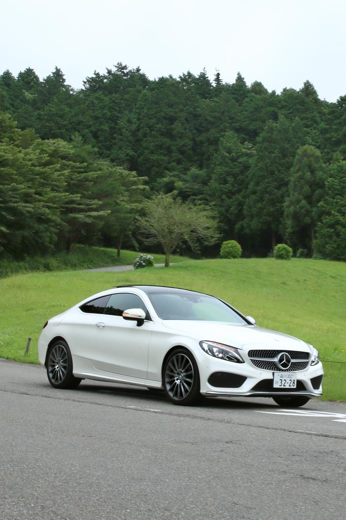 箱根園を走るメルセデス・ベンツのＣクラスクーペ