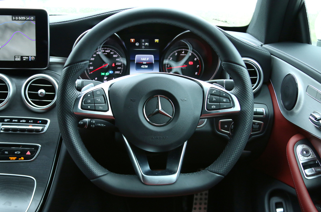 ハンドル下部を平らに仕上げた、フラットボトムのスポーティーなステアリング