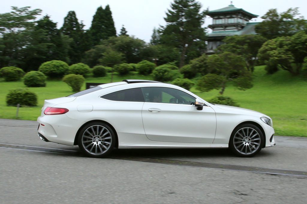 箱根園を走るメルセデス・ベンツのＣクラスクーペ