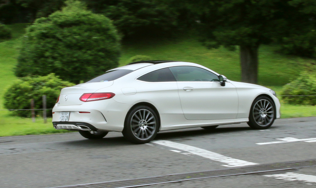 箱根園を走るメルセデス・ベンツのＣクラスクーペ