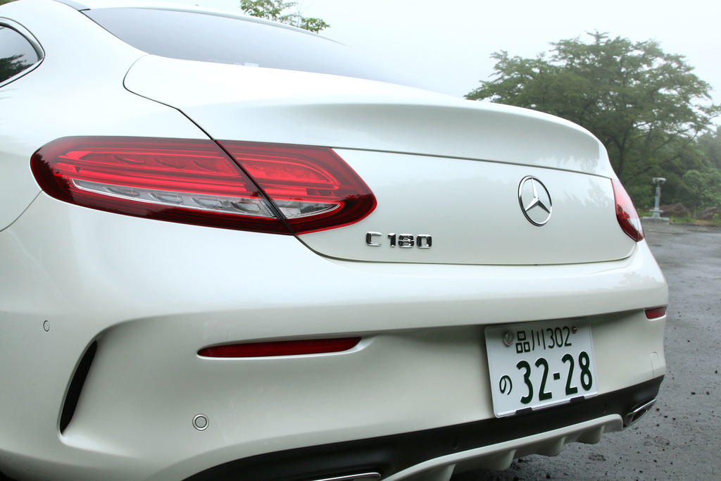 リヤから眺めるＣクラスクーペ