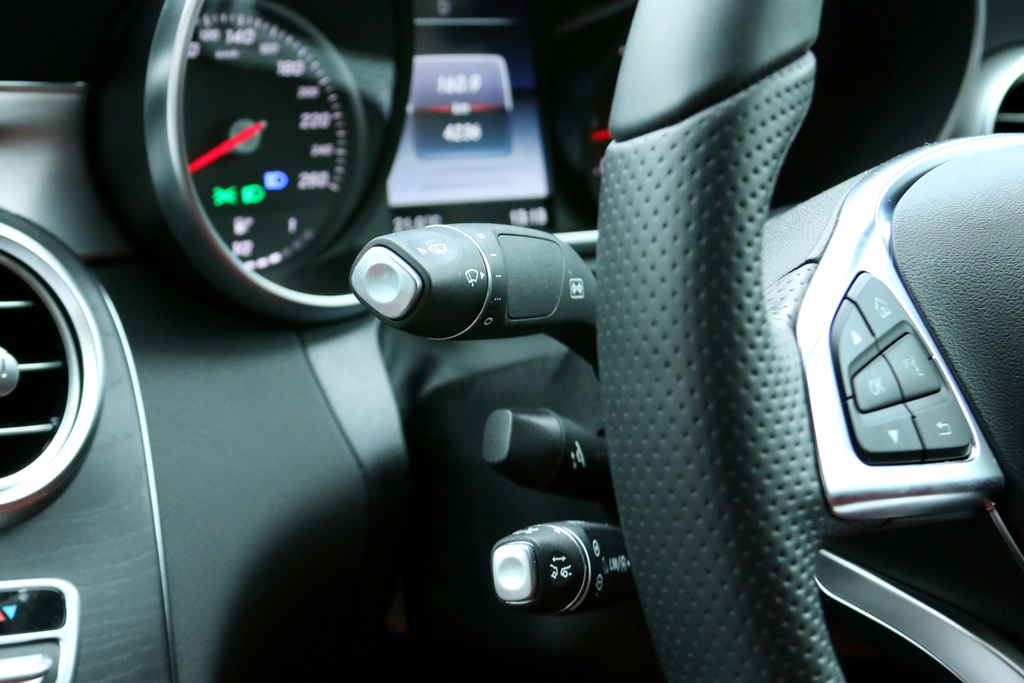 ３本レバーは上から「ウインカー／ワイパー」「チルト＆テレスコピック操作レバー」「クルーズコントロール」