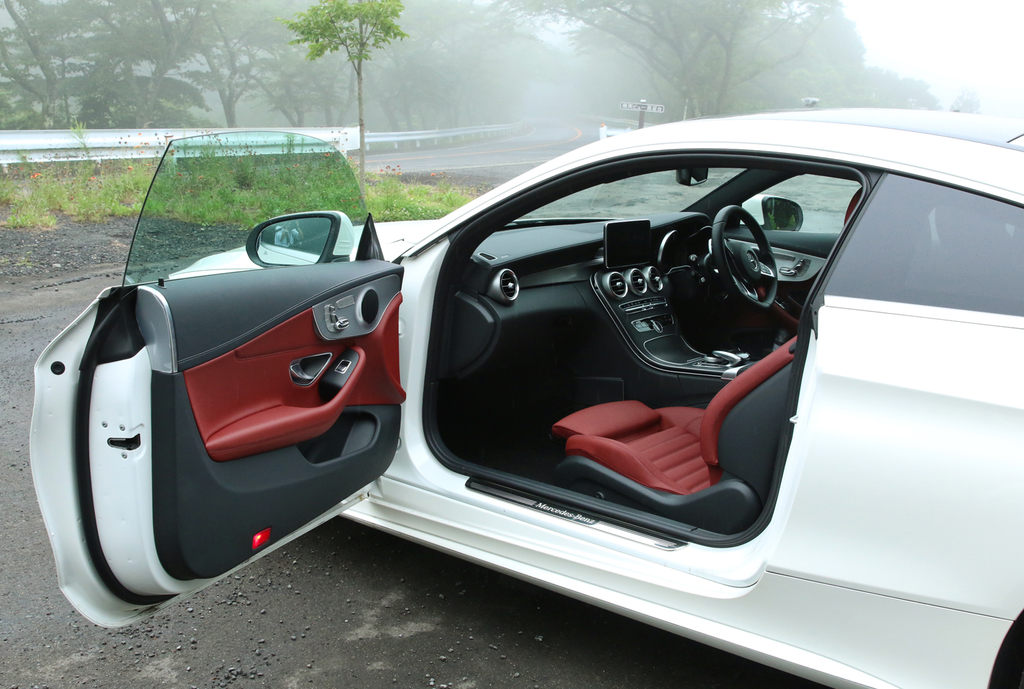 サッシュレスドアを採用したＣクラスクーペ。インテリアは高級感たっぷりだ