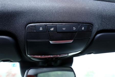 天井に取り付けられた、車内灯やパノラミックルーフの操作スイッチ