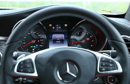 スポーツマインドをかき立てる２眼メーター