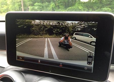 バックカメラで車両後方を映し出す（iPhoneで撮影）