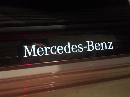 暗がりに浮かび上がるシルプレートの「メルセデス・ベンツ」の文字（iPhoneで撮影）