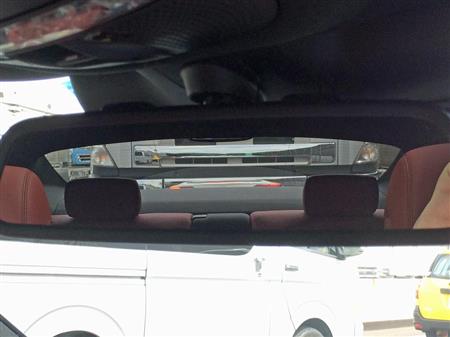 ルームミラーでの後方視界はこんな感じ（iPhoneで撮影）