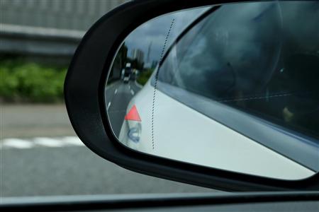 車両の斜め後ろから車両が接近していることを知らせるアクティブブラインドスポットアシスト（こういう名称って長い…）