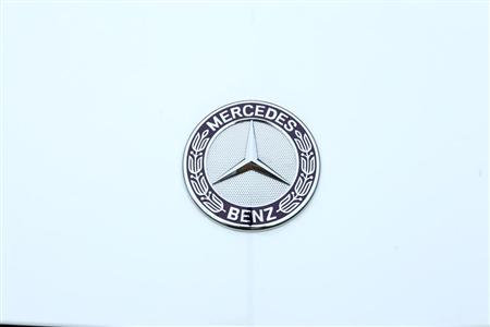 ボンネットのベンツのエンブレム