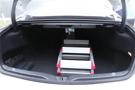 容量４００リットルとかなり大きなトランクルーム。３段脚立を縦に入れる余裕がある