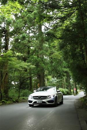 箱根の芦ノ湖周辺を走るメルセデス・ベンツのＣクラスクーペ