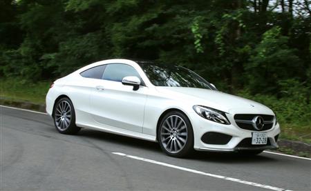 箱根を走るメルセデス・ベンツのＣクラスクーペ