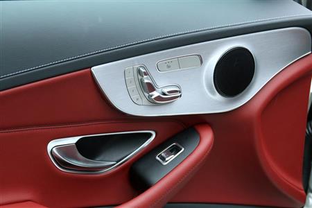 助手席の電動シート調節レバーや、シートヒーターのスイッチ