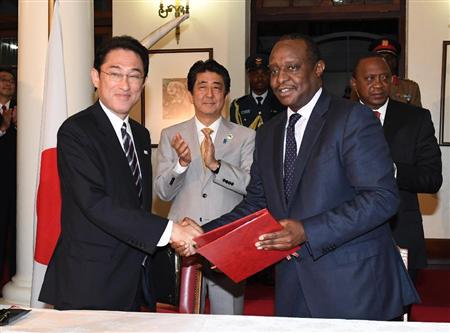 ケニアのケニヤッタ大統領（右端）、安倍晋三首相（左から２人目）が見守る中、署名を終えた岸田文雄外相（左端）＝８月２８日、ナイロビ（共同）