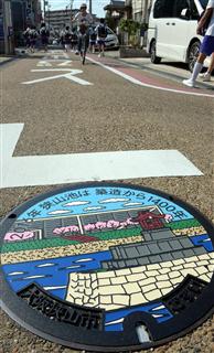 築造１４００年を迎えた「狭山池」を題材にした大阪狭山市のマンホールのふた。こんなマンホールが道路のいたるところにあれば楽しそう