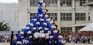 動画投稿サイトで公開された八尾の市立中学校の男子生徒が挑んだ１０段ピラミッドの映像。この直後に崩壊した（ユーチューブから）